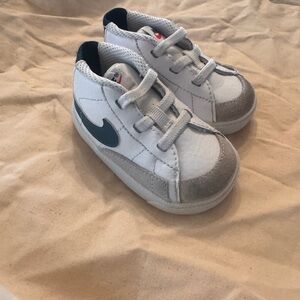 Nike Kids White & Dark Teal Low-Top Sneakers crib shoes